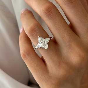 Anillo de Cinco Piedras con Moissanita Brillante de 2CT, Corte Marquesa, Plata 925 Original, Joyería Fina para Novia, Regalo para Esposa - Product Image 1