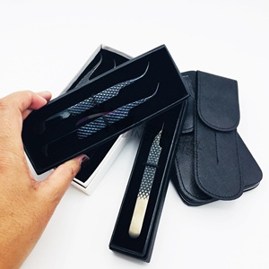 Boîte d'emballage noire RMI et pince à cils en plasma noir brillant à pointe incurvée avec poignée diamantée - Product Image 4