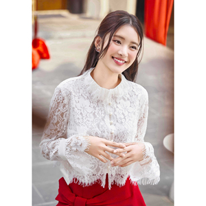 Blusa Corta de Verano Casual Blanca para Mujer con Encaje Floral, Cuello Simulado con Volantes, Manga Larga Acampanada y Dobladillo con Flecos, Diseño Personalizado ODM OEM SUNE - Product Image 3