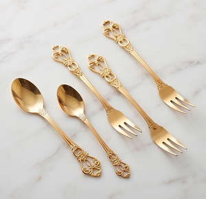 Ensemble de cuillères et fourchettes vintage en acier inoxydable plaqué or avec longues poignées, finition miroir, pour les décorations de table de mariage - Product Image 1