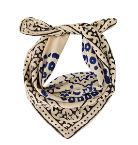 Pañuelo de Seda Étnico Cuadrado con Diseño Floral Pintado a Mano en Azul y Blanco, Unisex, para Todas las Temporadas, Accesorio de Moda - Product Image 3