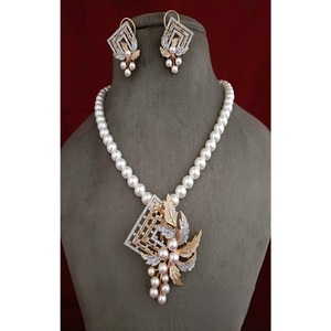 Conjunto de Collar y Pendientes Glamorosos de Latón Chapado en Oro con Circonitas y Perlas, Estilo Moderno para Bodas, para Mujeres, Hinduísmo - Product Image 2
