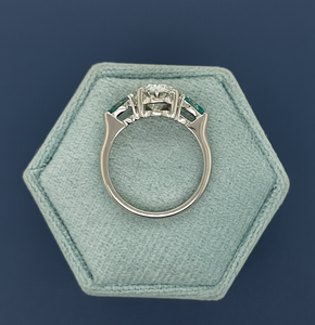 Anillo de Compromiso y Boda con Diamante Ovalado Cultivado en Laboratorio de 3.20CT, Piedras Laterales en Forma de Pera, Oro Blanco de 14K con Baño de Rodio, VVS2 F, Certificado IGI - Product Image 6