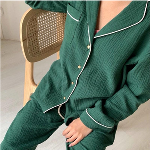 Conjunto de pijama de algodón de doble gasa para mujer, a menudo referido como conjunto de pijama de muselina. - Product Image 1