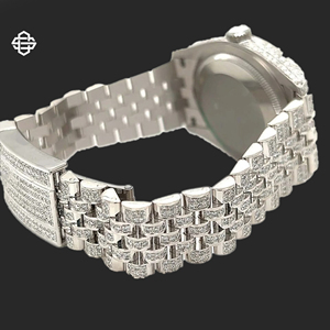 Montre à quartz en acier inoxydable de style classique de luxe la plus vendue pour hommes, entièrement sertie de moissanite, affichage de la date, bracelet de 20 mm - Product Image 4