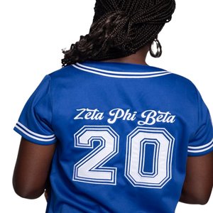 Camiseta de béisbol azul real Zeta Phi Beta para mujer, con letras griegas bordadas, abotonada, estilo casual y urbano. - Product Image 3