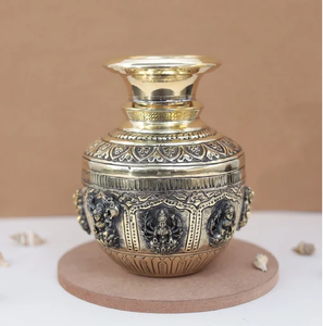 Olla kalash Lota de metal plateado con motivos divinos grabados, disponible a precios de mayorista. - Product Image 4