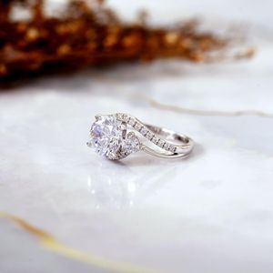 Anillo de compromiso y boda de moissanita de 3 quilates con engaste de garra, tres piedras, diseño único en espiral, estilo RITZIN RIH3206, blanco - Product Image 2