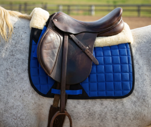 Tapis de selle de luxe pour cheval avec bordure en fausse fourrure de mouton |   Fabrication de tapis de selle en maille respirante - Product Image 4