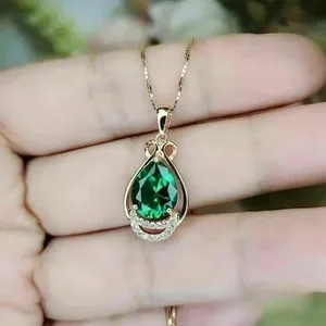 Pendentif en argent 925 plaqué or avec pierre de moissanite ovale couleur émeraude pour elle, avec chaîne - Cadeau - Product Image 3