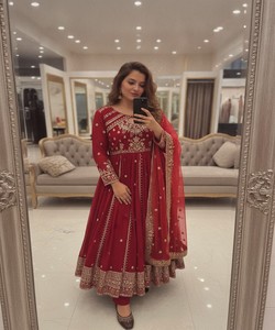 Salwar Kameez Rouge Brodé pour Femme, Coupe Ample Longue, Tenue Ethnique de Mariage Style Inde Pakistan 85553 VRINDAVAN- LC 1481 - Product Image 1