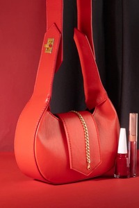 Sac de soirée en cuir pour femme, le plus vendu, avec fermeture légère, idéal pour les mariages et les occasions spéciales, disponible à la vente - Product Image 2