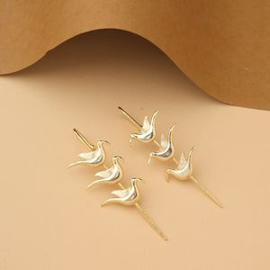 Pendiente de Oreja de Pájaro de Latón Chapado en Oro Hecho a Mano, Joyería Artística Moderna para Mujer, Regalo Perfecto - Product Image 1