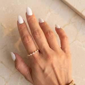 Anillo minimalista de media eternidad con diamantes redondos VS1 cultivados en laboratorio, oro sólido de 14K, hecho a mano, regalo de compromiso para novias. - Product Image 3