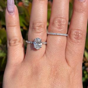 ชุดแหวนหมั้นมอยส์ซาไนต์ทรงรี 3 กะรัต: แหวนแต่งงานทองคำ 14K แบบโซลิแทร์ - Product Image 1