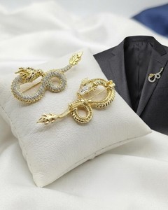 Broche en cristal de zircon plaqué or en forme de dragon, épinglette en cristal, bijou pour femmes et hommes, pour mariage et occasions spéciales - Product Image 1