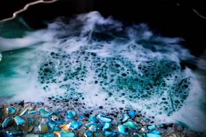 ถาดเสิร์ฟเรซิ่นรูปทรงโอเชียนจีโอด งานฝีมือเหนือกาลเวลา ประดับด้วยคริสตัล ดีไซน์ศิลปะชายหาดแบบอีพ็อกซี่ ทำด้วยมือ ขนาดสั่งทำได้ พร้อมหูจับสีทอง - Product Image 2