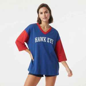 Camiseta Oversize de Algodón con Cuello en V para Mujer, Ecológica, Azul y Roja, de Manga Media, con Estampado de Logotipo - Product Image 1