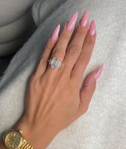 Bague de fiançailles tendance pour femme, plaquée or 18 carats, sertie d'un diamant de laboratoire taille émeraude certifié IGI 10 carats, avec halo caché - Product Image 1