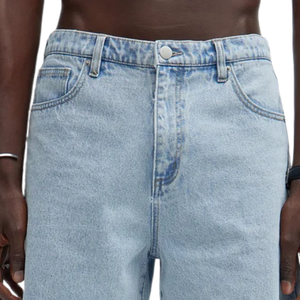 Shorts en jean bleu clair pour homme, délavage enzymatique moyen, respirant, séchage rapide, longueur genou, coupe décontractée, cinq poches, 100 % coton - Product Image 3