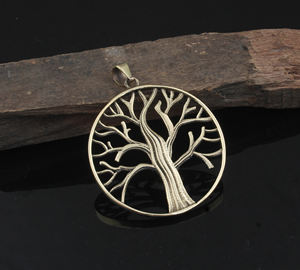Colgante Árbol de la Vida Chapado en Oro de 18k, Regalo para Mamá, Joyería Personalizada con Motivos Naturales, Amuleto Delicado para Uso Diario - Product Image 1