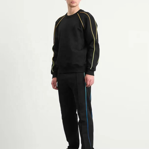 Sudadera de Cuello Redondo Negra para Hombre, Corte Regular, Tejida, Estilo Casual Otoñal, Manga Larga con Detalle de Raya Amarilla - Product Image 2