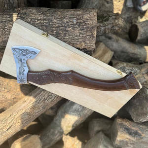 Hache viking rustique industrielle, design gravé nordique, manche en bois recouvert de cuir, poignée en bois traditionnelle, lame en acier au carbone - Product Image 3