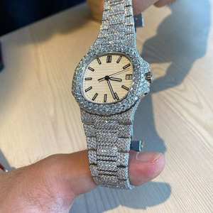 นาฬิกาข้อมือผู้ชาย BOJ P.P.005 รุ่นคลาสสิก หน้าปัดอนาล็อก ประดับเพชรโมอิสซาไนต์ทรงบาแกตต์ สายโลหะผสม ขนาด 20 มม. ตัวเรือนชุบทองคำสีกุหลาบ ขนาด 41 มม. กระจก - Product Image 3