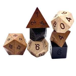 Ensemble de dés polyédriques en bois faits à la main, gravés, en bois naturel, pour jeux de table, dés de forme irrégulière, objets d'art et de collection - Product Image 1