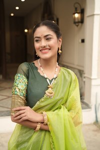 Lehenga Choli en soie élégante avec bordure tissée Zari et dupatta en tissu sergé pour femmes - Product Image 4