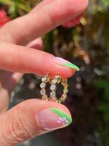 Pendientes de aro tipo huggie de oro de 14k y 18k con diamante redondo cultivado en laboratorio de 1.00 quilates, engaste minimalista en bisel, pequeños, geométricos, con bisagra, al por mayor - Product Image 5