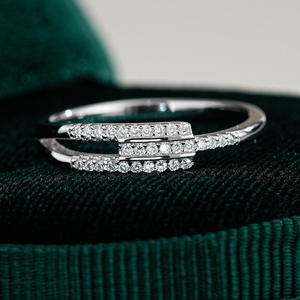 Bague de Fiançailles Classique Triple Bande Pavée en Argent Sterling 925 avec Moissanite et Diamant, Idéale pour les Fêtes et Cadeau pour Femme - Product Image 3