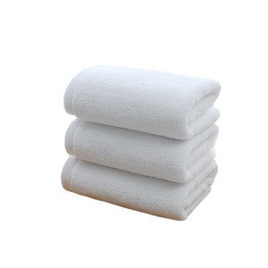 Toalla de Baño Blanca de Lujo 100% Algodón, 550 GSM, Premium, Gruesa, Suave y Afelpada, para Hotel, Spa, Resort y Uso Doméstico, en Oferta - Product Image 3
