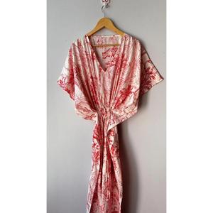 Robe longue bohème en coton blanc à imprimé naturel rouge pour femme, coupe ample, idéale comme tenue de plage ou de villégiature - Product Image 1