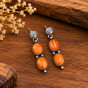 Boucles d'oreilles clous en turquoise et nacre orange, faites à la main, bijoux en turquoise, boucles d'oreilles tendance pour femmes - Product Image 3