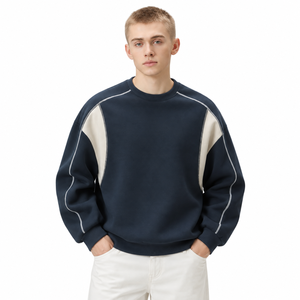 Sweat-shirt tendance avec détails de panneaux surpiqués, coupe décontractée, tissu doux et style inspiré du streetwear moderne. - Product Image 1