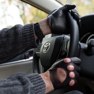Guantes de Conducción sin Dedos de Cuero Negro Premium de Alta Calidad con Detalles Rojos y Protección Acolchada en los Nudillos - Product Image 1