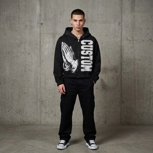 Sudadera con Capucha Negra Personalizada con Gráficos de Diamantes de Imitación y Estampado de Manos en Oración, Diseño Elegante de Ropa Urbana para Unisex - Product Image 3