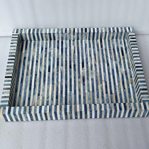 Plateau décoratif Art Déco FAIZA CRAFT en os incrusté, rayé bleu et blanc, forme personnalisée, compatible micro-ondes, avec cordon perlé - Product Image 3