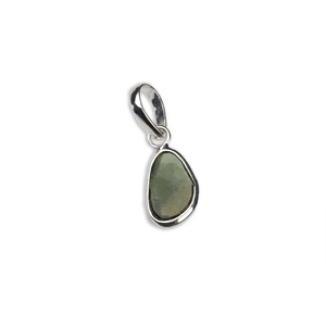 จี้เงินแท้ 925 ประดับทัวร์มาลีนสีเขียวทรงอิสระจากธรรมชาติ ขายส่งโดย Memoria Jewels - Product Image 1