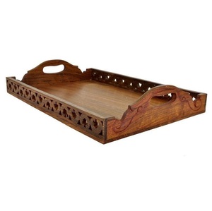 Tabla de servir de palisandro macizo personalizada de fábrica con borde calado de celosía y vetas oscuras, para té y desayuno - Product Image 1