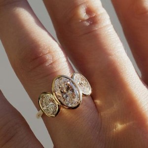 Bague à trois pierres serties clos en diamant ovale de 2,01 carats, cultivé en laboratoire, en or jaune 14 carats, cadeau de fiançailles ou de mariage unisexe - Product Image 2