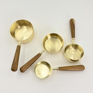Offre Spéciale : Ensemble de tasses et cuillères à mesurer en acier inoxydable avec manche en bois d'acacia naturel – Lot de 4 pièces - Product Image 3