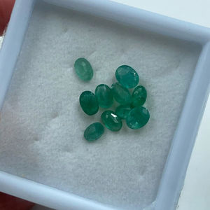 Esmeralda Zambiana Verde Natural de la Mejor Calidad, Corte Ovalado, 4.15 Quilates, 4x6MM, Colgante al por Mayor - Product Image 1