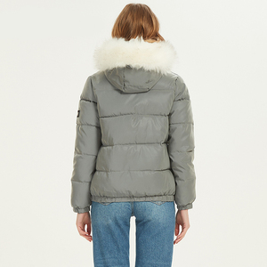 Veste matelassée grise à capuche pour femme avec bordure en fausse fourrure, coupe-vent, manteau d'hiver décontracté, fermeture éclair courte sur le devant, rembourrage épais en polyester - Product Image 2