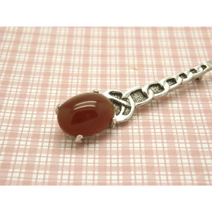 Broche Escocés con Diseño de Espada Estilizada, Pin para Kilt Hecho en Metal Plateado con una Piedra Ovalada de Color Marrón - Product Image 3