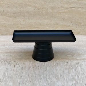 Elegante soporte rectangular negro mate para tartas con base cónica a juego, perfecto para la decoración moderna de hogares industriales. - Product Image 3