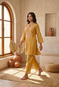 Ensemble coordonné en modal Chanderi de haute qualité pour femmes, tenue de créateur pour fêtes et festivals, disponible à la vente - Product Image 3