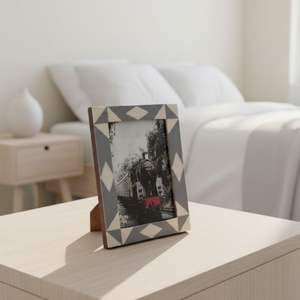 Cadre photo au style unique avec incrustation en résine et finition brillante en MDF, au meilleur prix. - Product Image 1