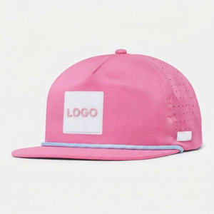 Gorra de béisbol snapback para golf y tenis con logo de parche de PVC de caucho personalizado, con cuerda, impermeable, visera plana, tela de poliéster y spandex, unisex. - Product Image 1